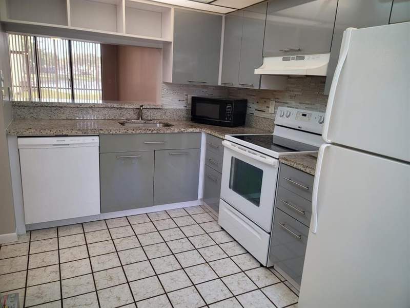 2 bedroom Condominium at 11318 Taft Street, Gardens At Pembroke Lakes, Pembroke Pines — photo 3