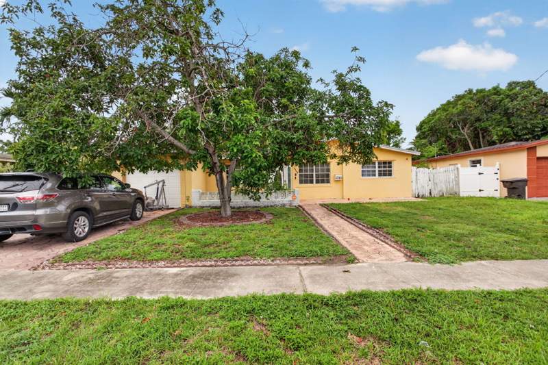 3 bedroom Single Family Residence at 4390 NW 35th Avenue, Oriole Estates Sec 4, Lauderdale Lakes — photo 2