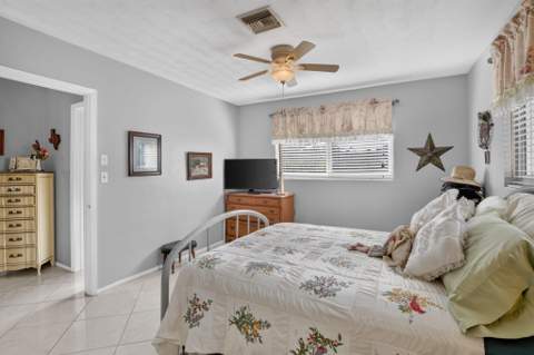 4760 NE 5th Avenue, Oakland Park FL - photo 21 of 39