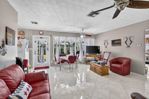 4760 NE 5th Avenue, Oakland Park FL - photo 10 of 39