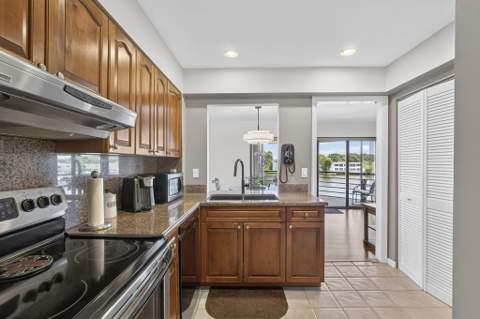 313 Lake Circle #316, North Palm Beach FL - photo 10 of 51