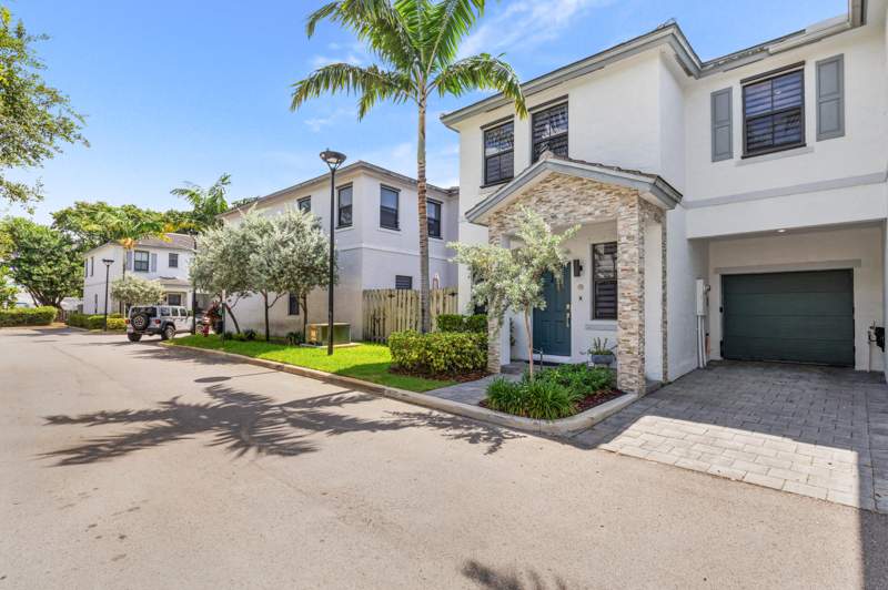 3 bedroom Townhouse at 2820 SW 17th Avenue, Reserve At Edgewood, Fort Lauderdale — photo 2