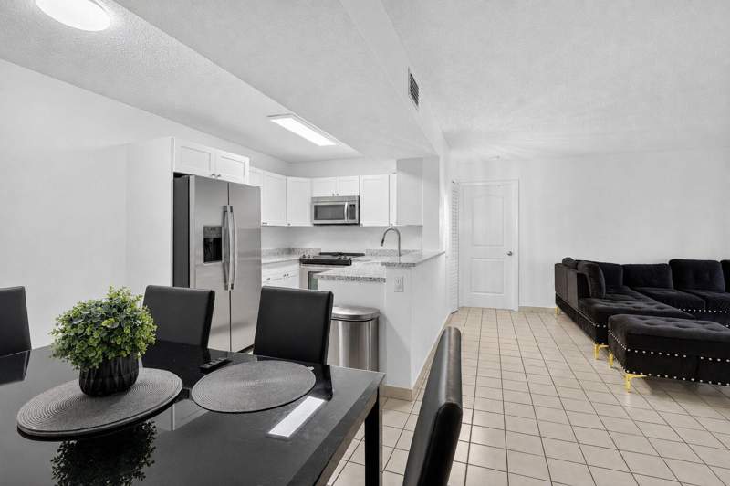2 bedroom Condominium at 300 Palm Circle #106, Palms Of Pembroke Condo, Pembroke Pines — photo 3