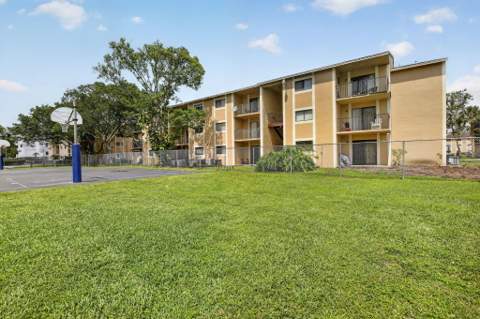 300 Palm Circle #106, Pembroke Pines FL - photo 18 of 24