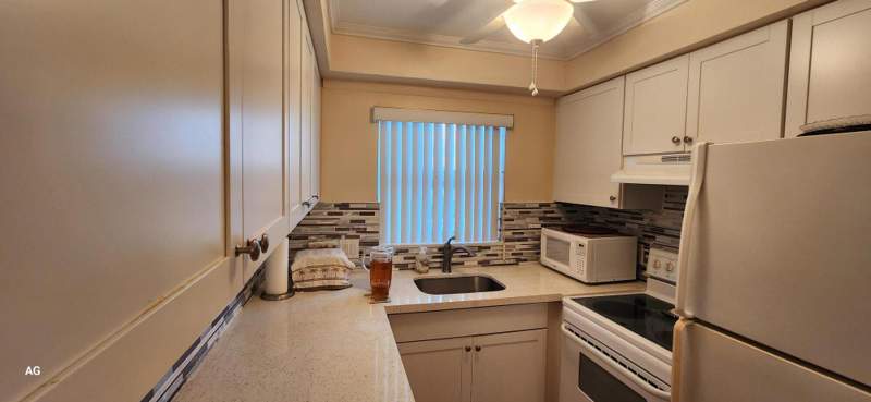 1 bedroom Condominium at 15 SE 13th Street #D3, Palm Royal Apts Inc Condo, Boca Raton — photo 4