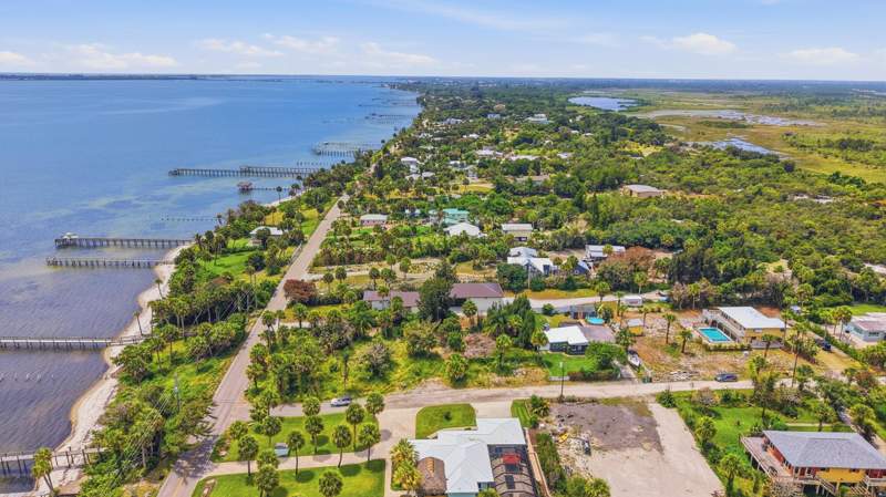 4 bedroom Single Family Residence at 12349 S Indian River Drive, Miller'S Subdivision, Jensen Beach — photo 4