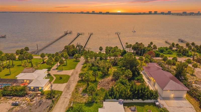 4 bedroom Single Family Residence at 12349 S Indian River Drive, Miller'S Subdivision, Jensen Beach — photo 3