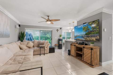 18241 NW 8th Street, Pembroke Pines FL - photo 13 of 55
