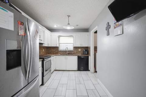 1301 SW 75th Avenue, North Lauderdale FL - photo 7 of 32