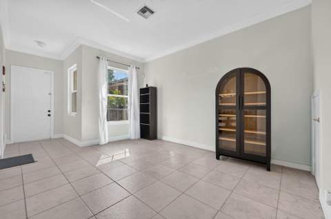 3355 Lakeside Drive, Davie FL - photo 9 of 47