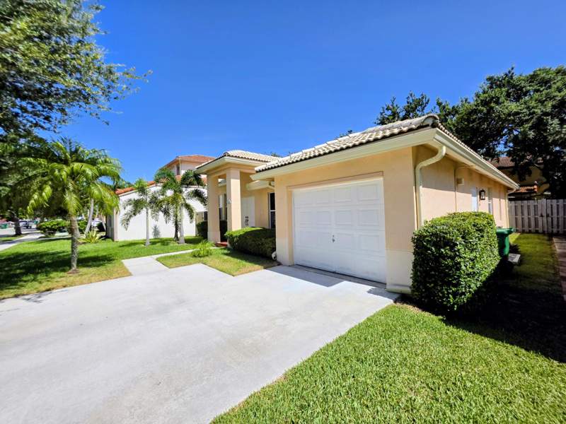 3 bedroom Single Family Residence at 14013 N Cypress Cove Circle, West Park-West Parcel, Davie — photo 3