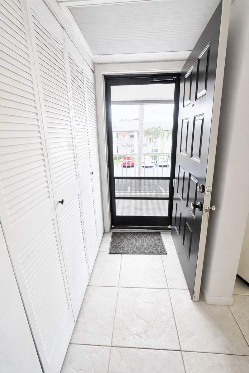 2 bedroom Condominium at 5550 Lakeside Drive #203, Viewpointe , Margate — photo 4