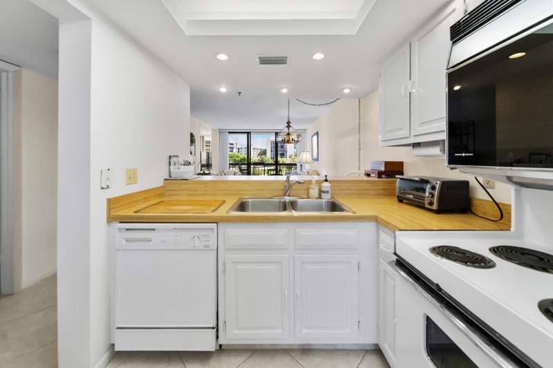 2 bedroom Condominium at 2687 N Ocean Boulevard #303, Yacht & Racquet Club Of Boca Raton Condo, Boca Raton — photo 4