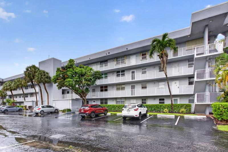 2 bedroom Condominium at 118 Royal Pk Drive #1f, Royal Park Condo, Oakland Park — photo 2