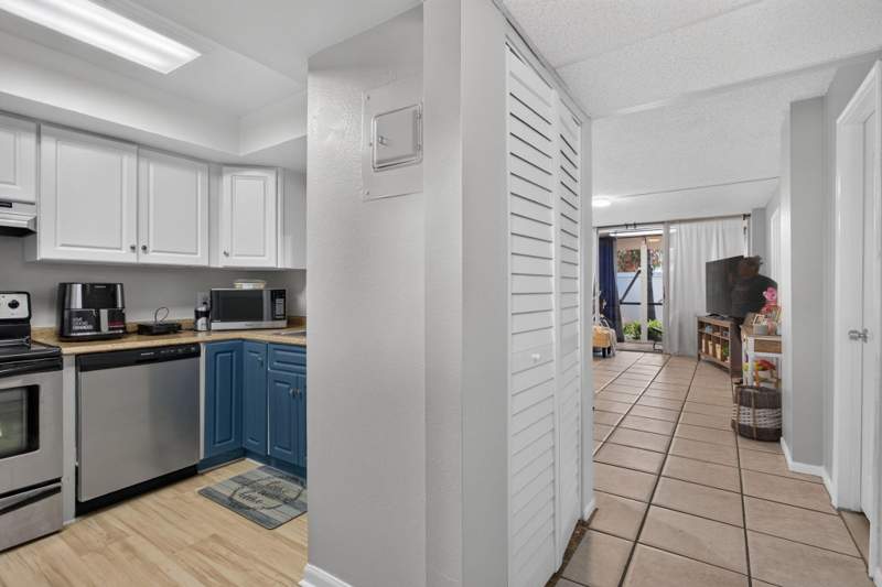 2 bedroom Condominium at 118 Royal Pk Drive #1f, Royal Park Condo, Oakland Park — photo 4