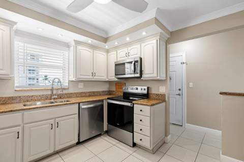 1050 Hillsboro Mile #403w, Hillsboro Beach FL - photo 11 of 40