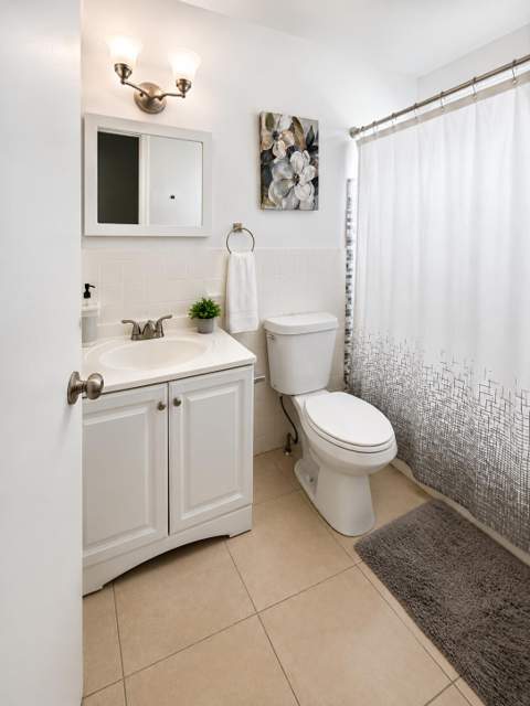 557 W Dayton Circle, Fort Lauderdale FL - photo 6 of 6