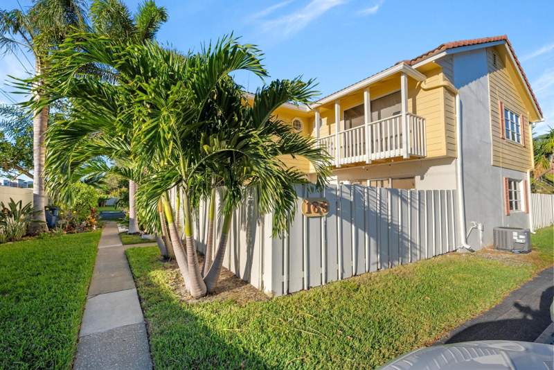 2 bedroom Townhouse at 169 Seabreeze Circle, Sea Brook Place Condo, Jupiter — photo 2