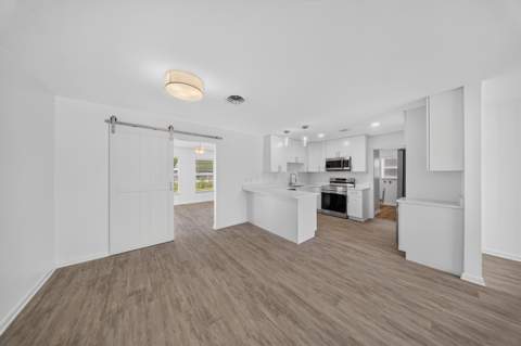216 W Arbor Avenue, Port St. Lucie FL - photo 8 of 33