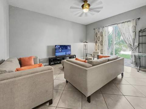 6927 Julia Gardens Drive, Coconut Creek FL - photo 7 of 33