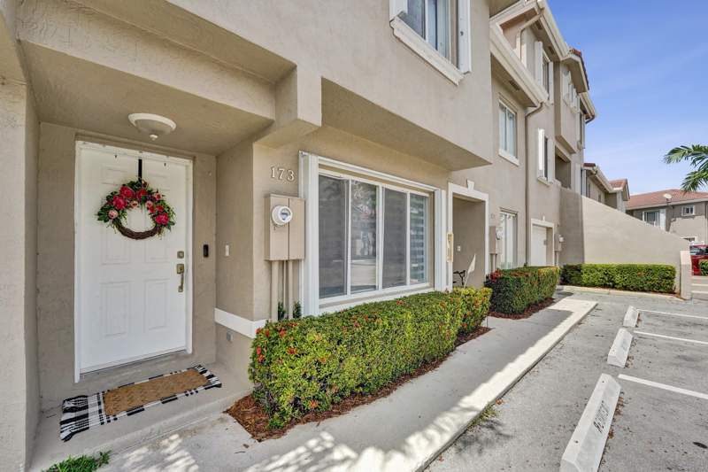 2 bedroom Townhouse at 173 Riviera Circle, Bonaventure, Weston — photo 2