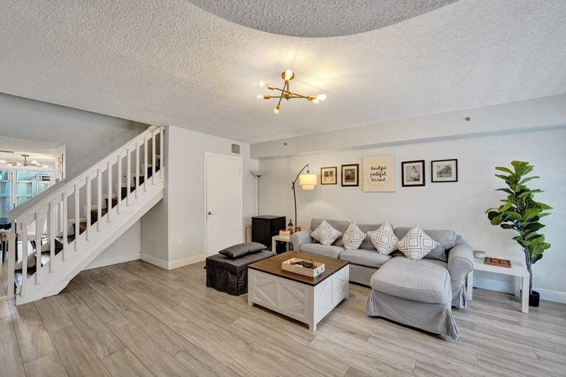 2 bedroom Townhouse at 173 Riviera Circle, Bonaventure, Weston — photo 3