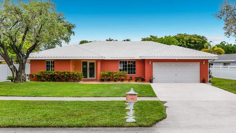 5 bedroom Single Family Residence at 851 E Plantation Circle, Plantation Hills 1 Sec, Plantation — photo 3