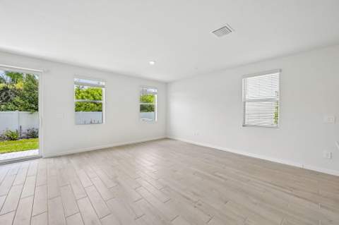 608 Salisbury Circle, Fort Pierce FL - photo 8 of 32