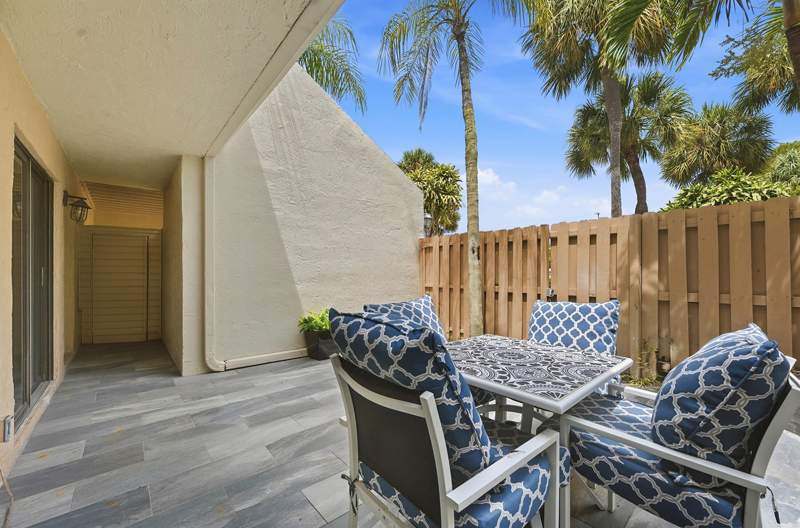 2 bedroom Condominium at 602 Executive Center Drive #Unit 105, Lake Place Condo, West Palm Beach — photo 3