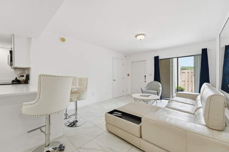 2 bedroom Condominium at 602 Executive Center Drive #Unit 105, Lake Place Condo, West Palm Beach — photo 4