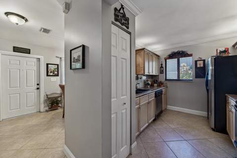 2130 NE 9th Avenue, Wilton Manors FL - photo 11 of 45