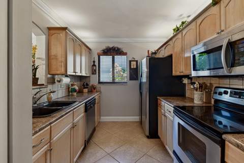 2130 NE 9th Avenue, Wilton Manors FL - photo 9 of 45