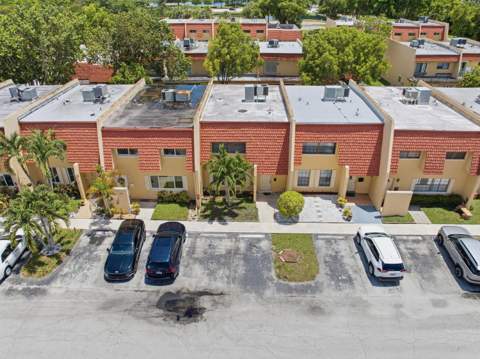 52 Canterbury Lane, Tamarac FL - photo 23 of 28