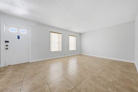 52 Canterbury Lane, Tamarac FL - photo 6 of 28