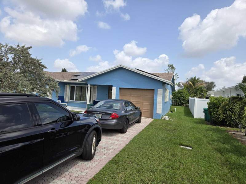 3 bedroom Single Family Residence at 8111 NW 100th Terrace, Westwood Community 6, Tamarac — photo 2