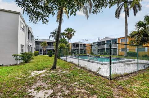 1505 Crescent Circle #B24, Lake Park FL - photo 16 of 28