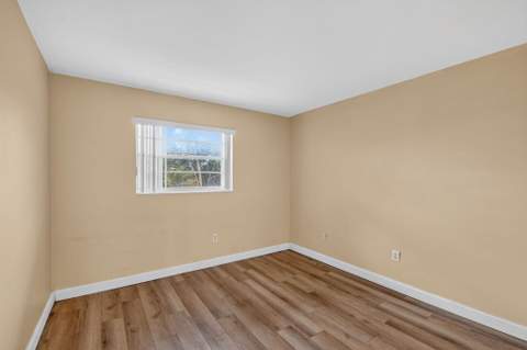 1505 Crescent Circle #B24, Lake Park FL - photo 23 of 28