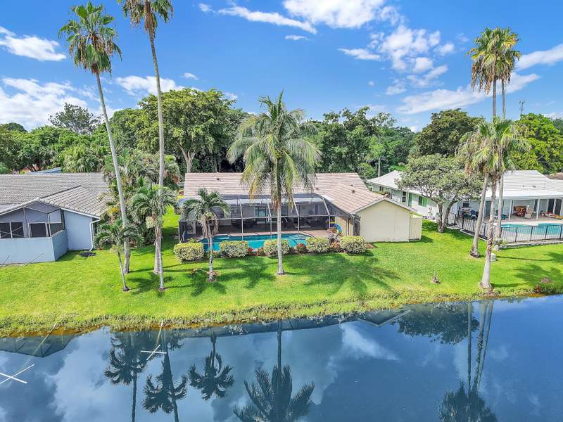 4 bedroom Single Family Residence at 8975 NW 1st Street, Shadow Wood, Coral Springs — photo 4