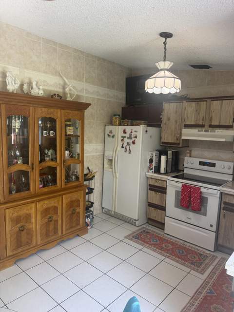 1304 Donwoods Lane, Royal Palm Beach FL - photo 7 of 39