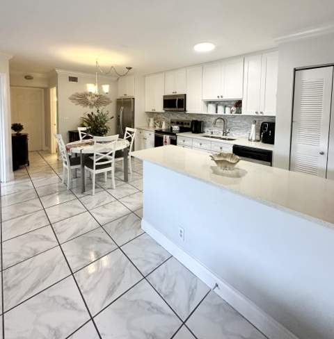 588 Trace Circle #211, Deerfield Beach FL - photo 6 of 27