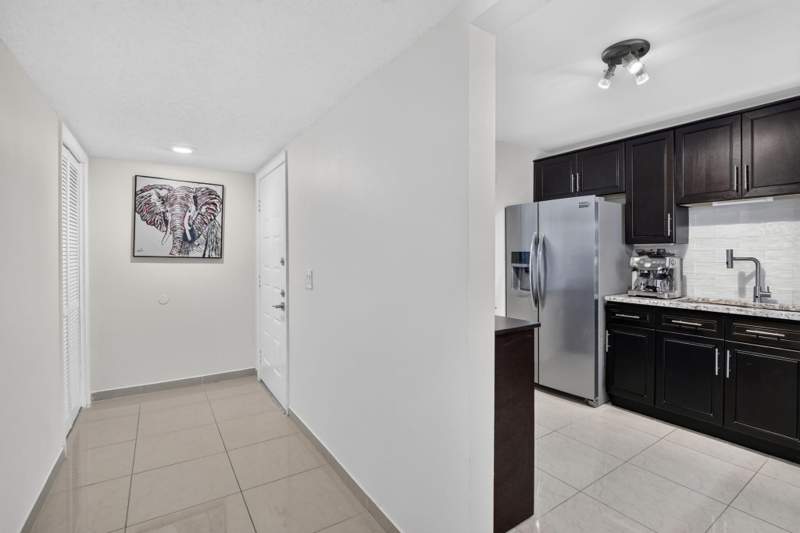 2 bedroom Condominium at 410 Lakeview Drive #103, Racquet Club Apartments At, Weston — photo 5