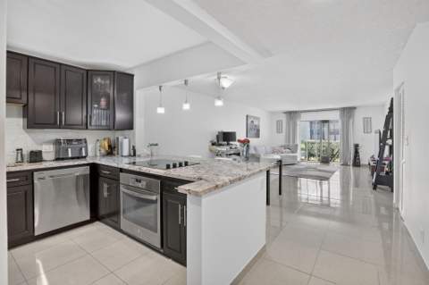 410 Lakeview Drive #103, Weston FL - photo 6 of 36