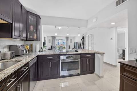410 Lakeview Drive #103, Weston FL - photo 9 of 36