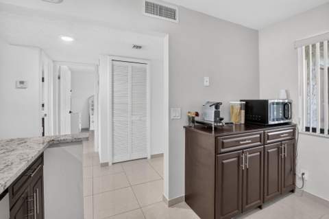 410 Lakeview Drive #103, Weston FL - photo 10 of 36