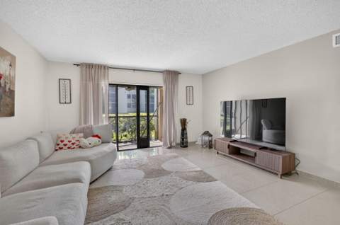410 Lakeview Drive #103, Weston FL - photo 13 of 36