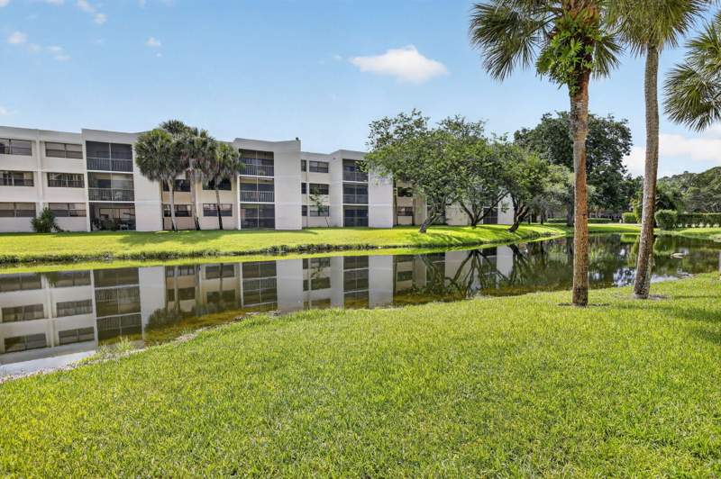 2 bedroom Condominium at 410 Lakeview Drive #103, Racquet Club Apartments At, Weston — photo 2