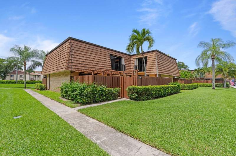 3 bedroom Townhouse at 1405 14th Lane, Sherwood Lakes, Greenacres — photo 2