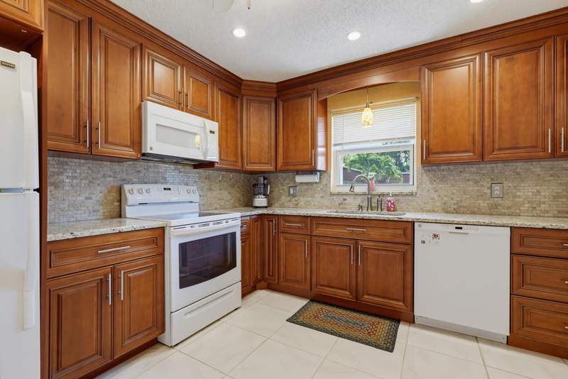 1 bedroom Condominium at 676 Laconia Circle #B, Covered Bridge Condo, Lake Worth — photo 2