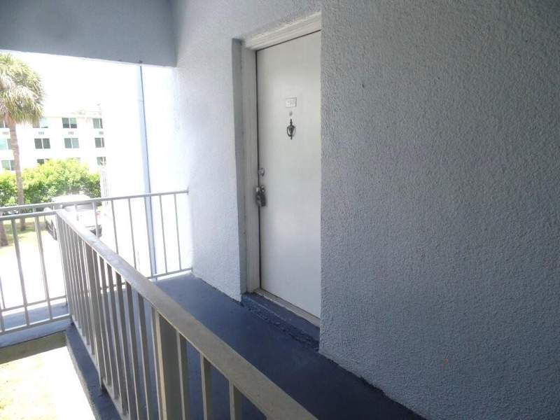 1 bedroom Condominium at 411 Executive Center Drive #210, Clear Lake Palms Condo, West Palm Beach — photo 3