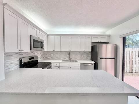 255 Lake Arbor Drive, Palm Springs FL - photo 10 of 34